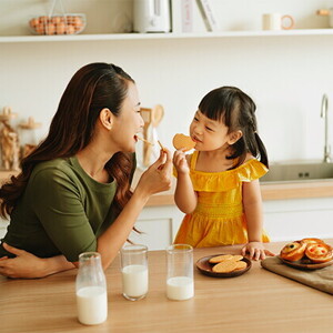 Expert Tips on Teaching Sharing and Nutrition for 2.5-Year-Olds Expert Tips on Teaching Sharing and Nutrition for 2.5-Year-Olds