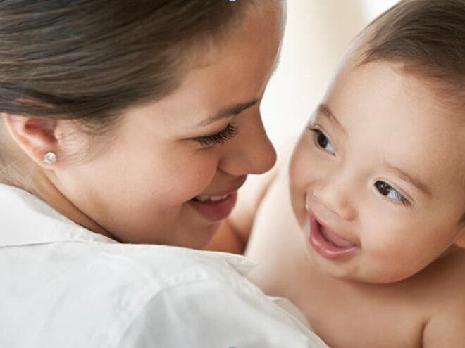First Smile: Development ni Baby mula 0-6 Months First Smile: Development ni Baby mula 0-6 Months