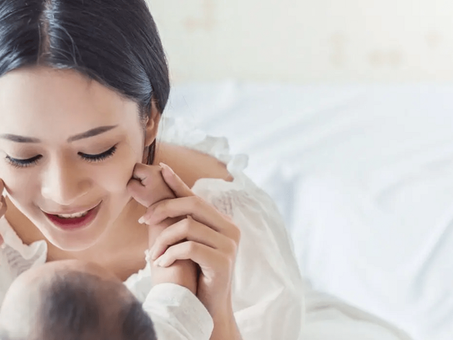 A New (and Exhausted) Mom’s Guide to Surviving The First Month A New (and Exhausted) Mom’s Guide to Surviving The First Month